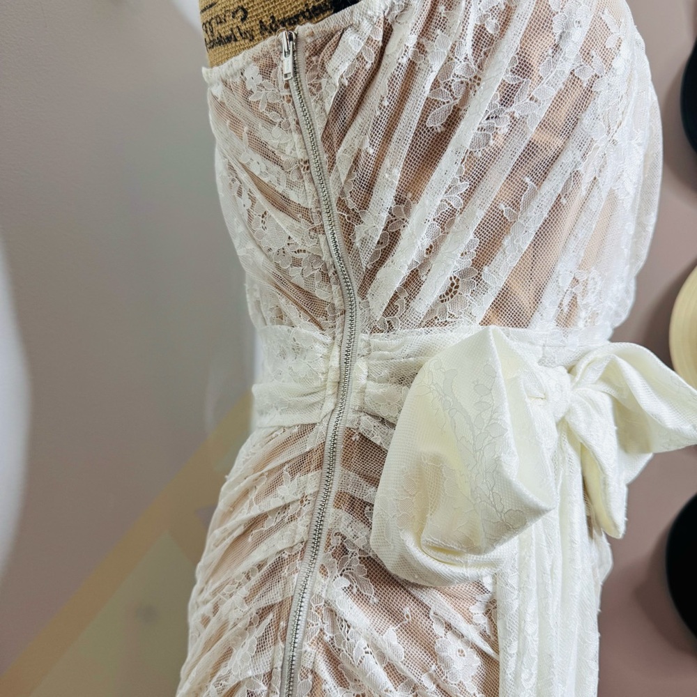 Dynasty One Shoulder Dress in White Lace
FOR LOVE & LEMONS - Picture 4 of 8